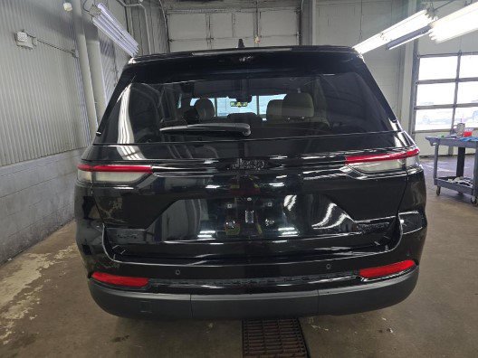 Used 2024 Jeep Grand Cherokee Limited w/ Luxury Tech Group II image 5