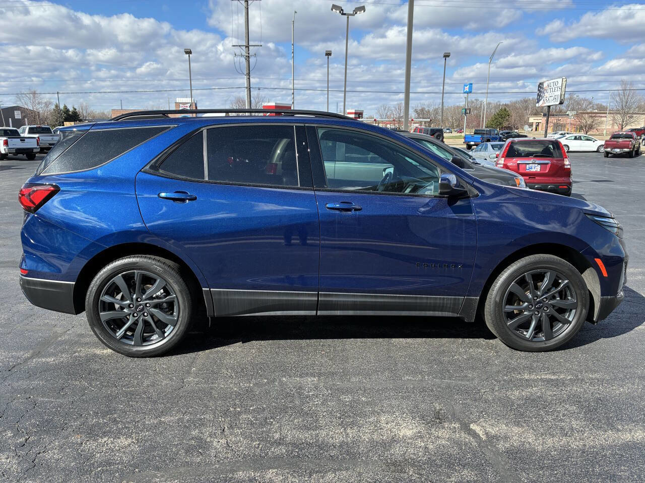 Used 2023 Chevrolet Equinox RS image 2