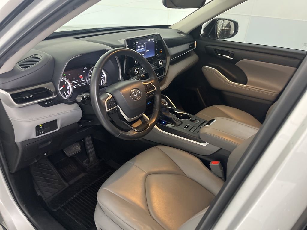 Used 2022 Toyota Highlander XLE AWD/4WD image 28