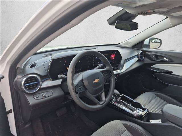Used 2025 Chevrolet Trax LT FWD image 9