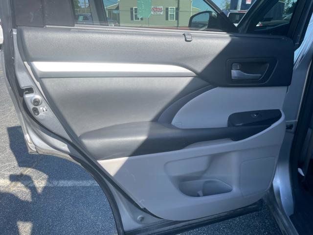 Used 2015 Toyota Highlander XLE AWD/4WD image 12