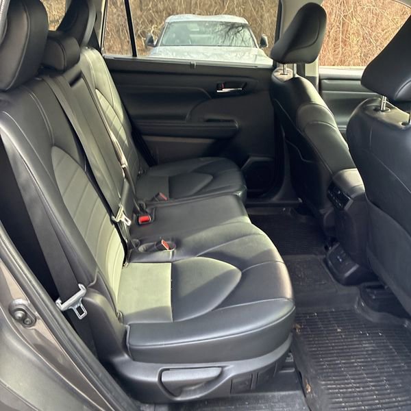 Used 2022 Toyota Highlander XLE image 11