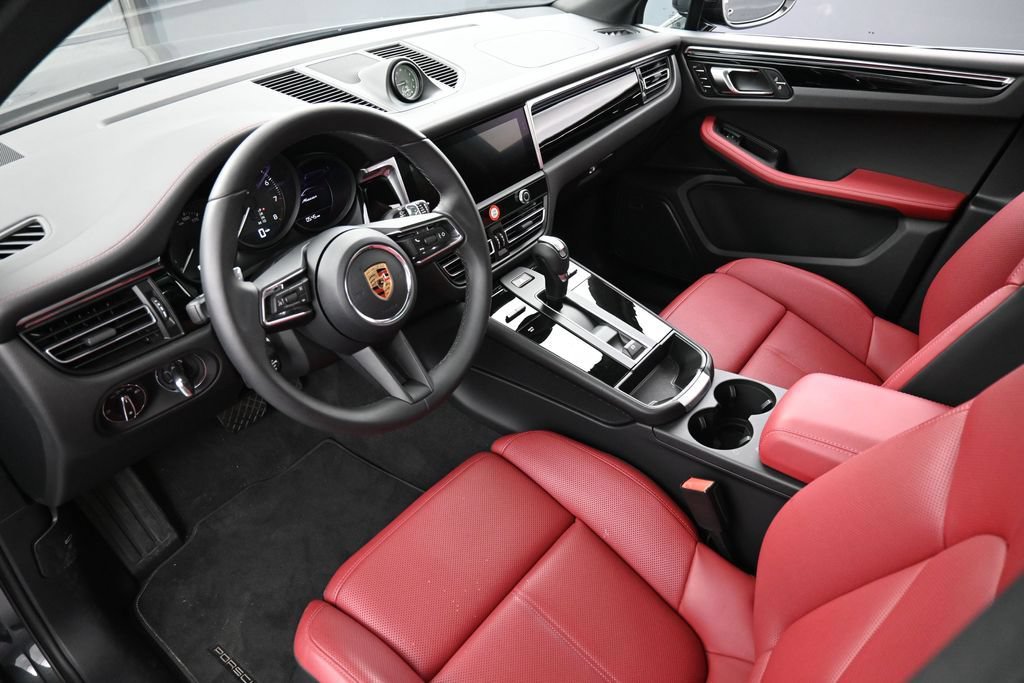 Certified 2026 Porsche Macan AWD/4WD image 4