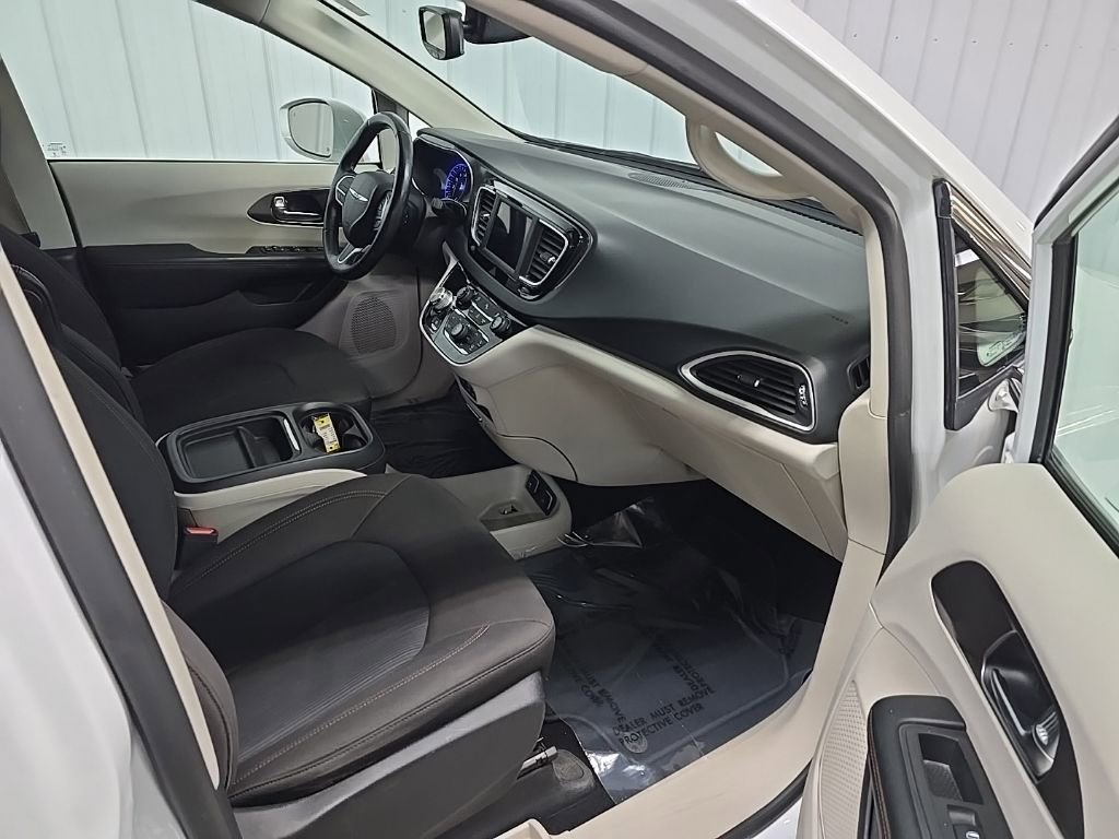 Used 2020 Chrysler Pacifica Touring w/ Tire & Wheel Group image 13