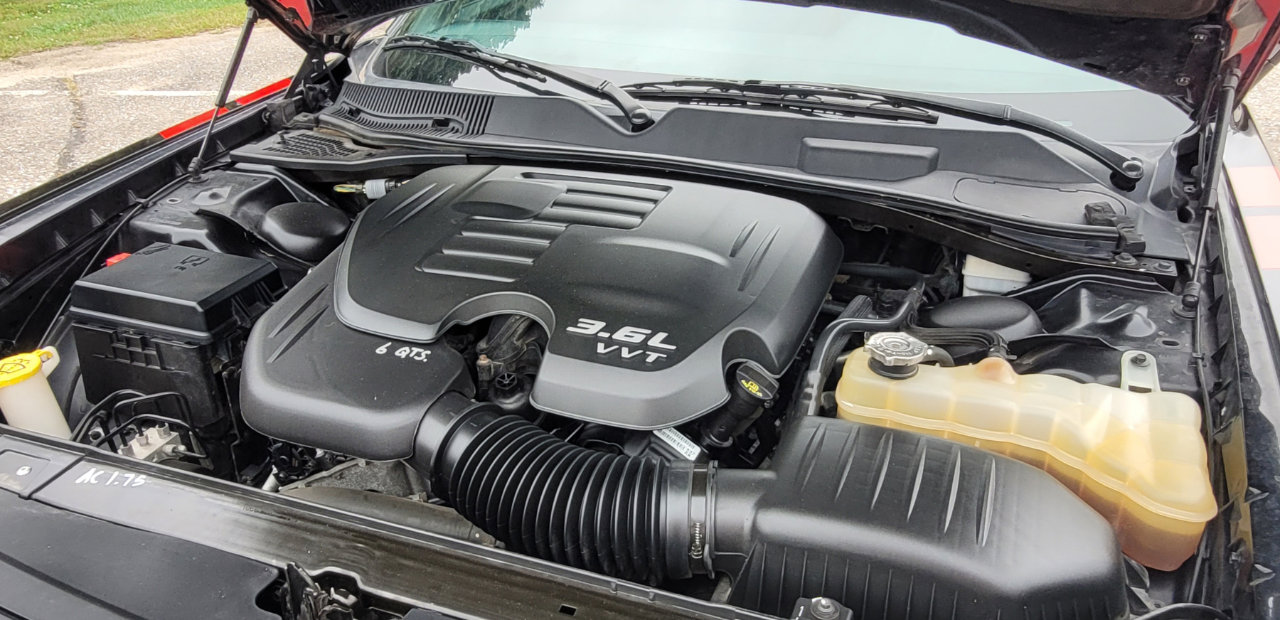 Used 2014 Dodge Challenger SXT image 10