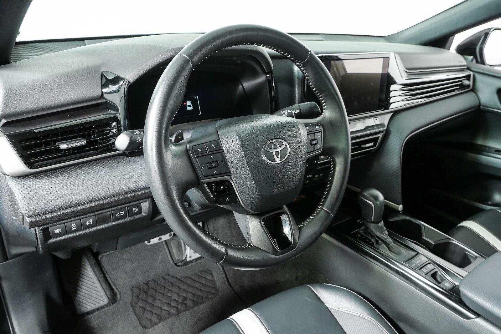 Used 2025 Toyota Camry SE w/ Convenience Package FWD image 4