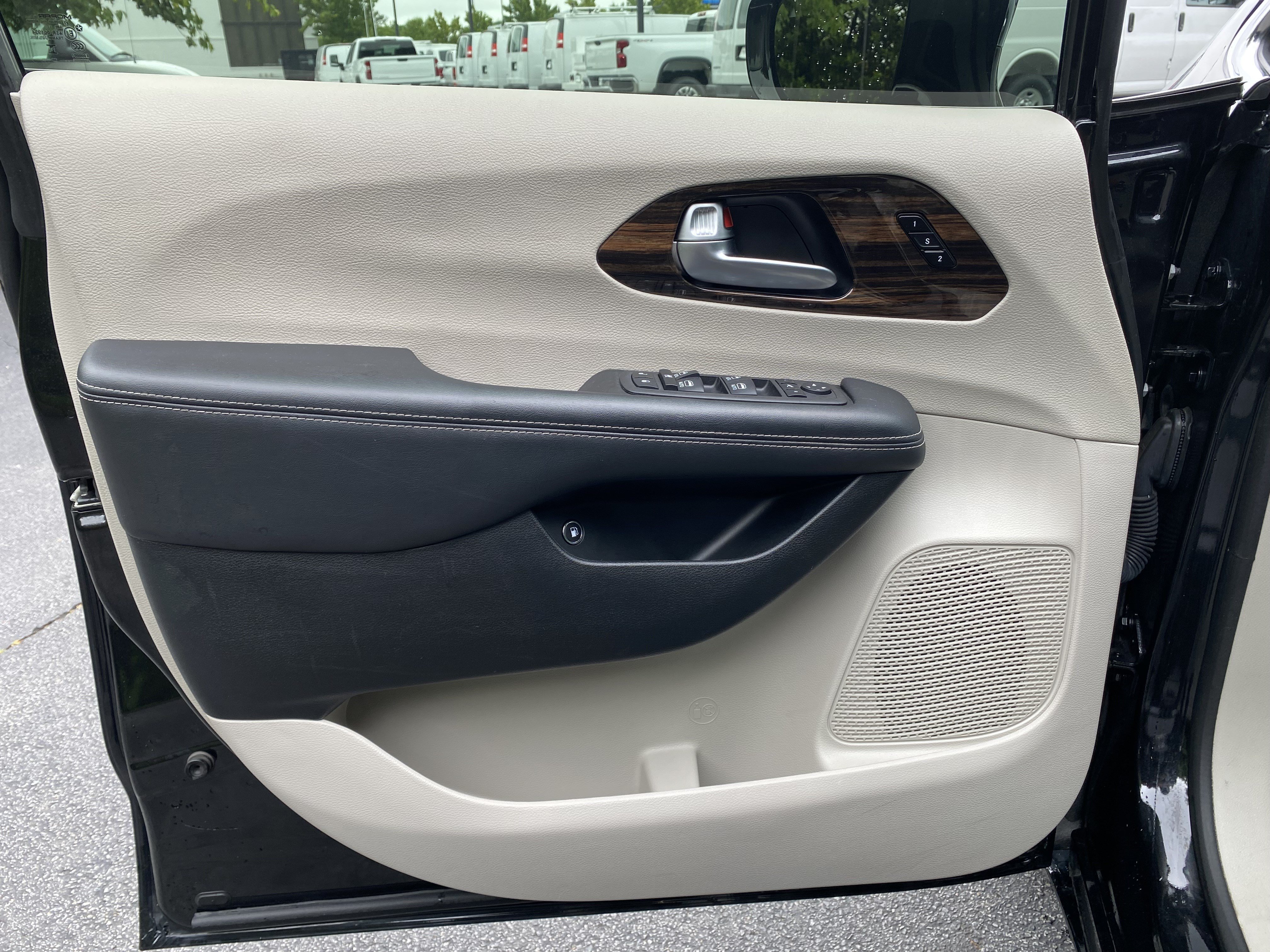 Used 2023 Chrysler Pacifica Limited FWD image 14