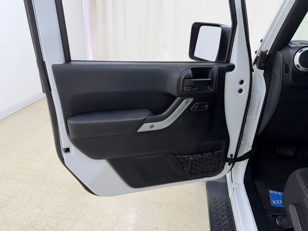 Used 2016 Jeep Wrangler Unlimited Sahara w/ Connectivity Group image 17