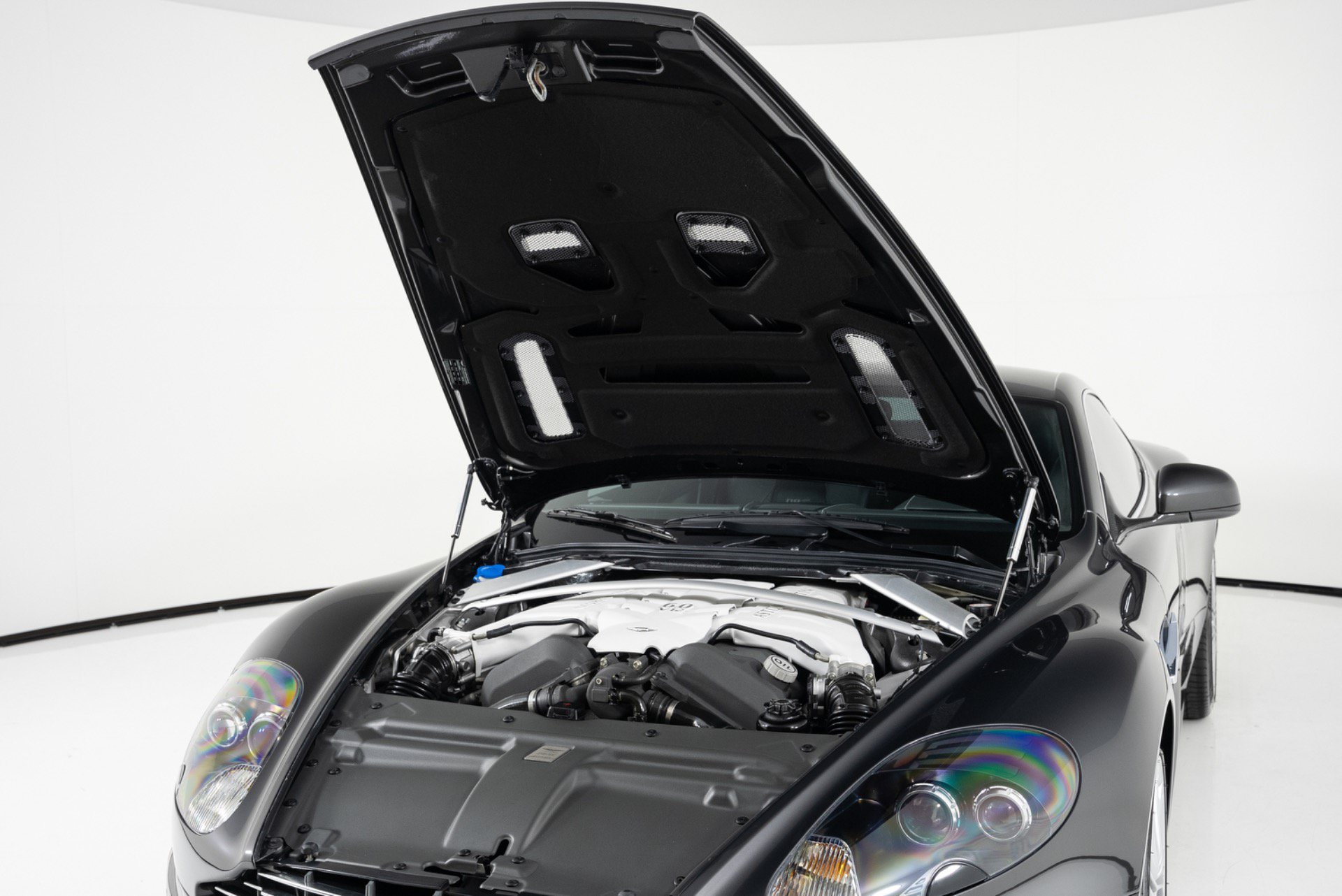 Used 2011 Aston Martin DBS Coupe RWD image 31