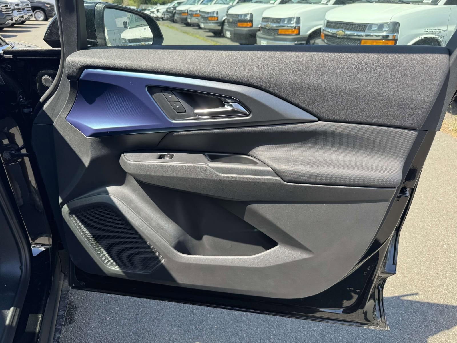 New 2026 Chevrolet Equinox EV LT w/ LPO, Blackout Package FWD image 30