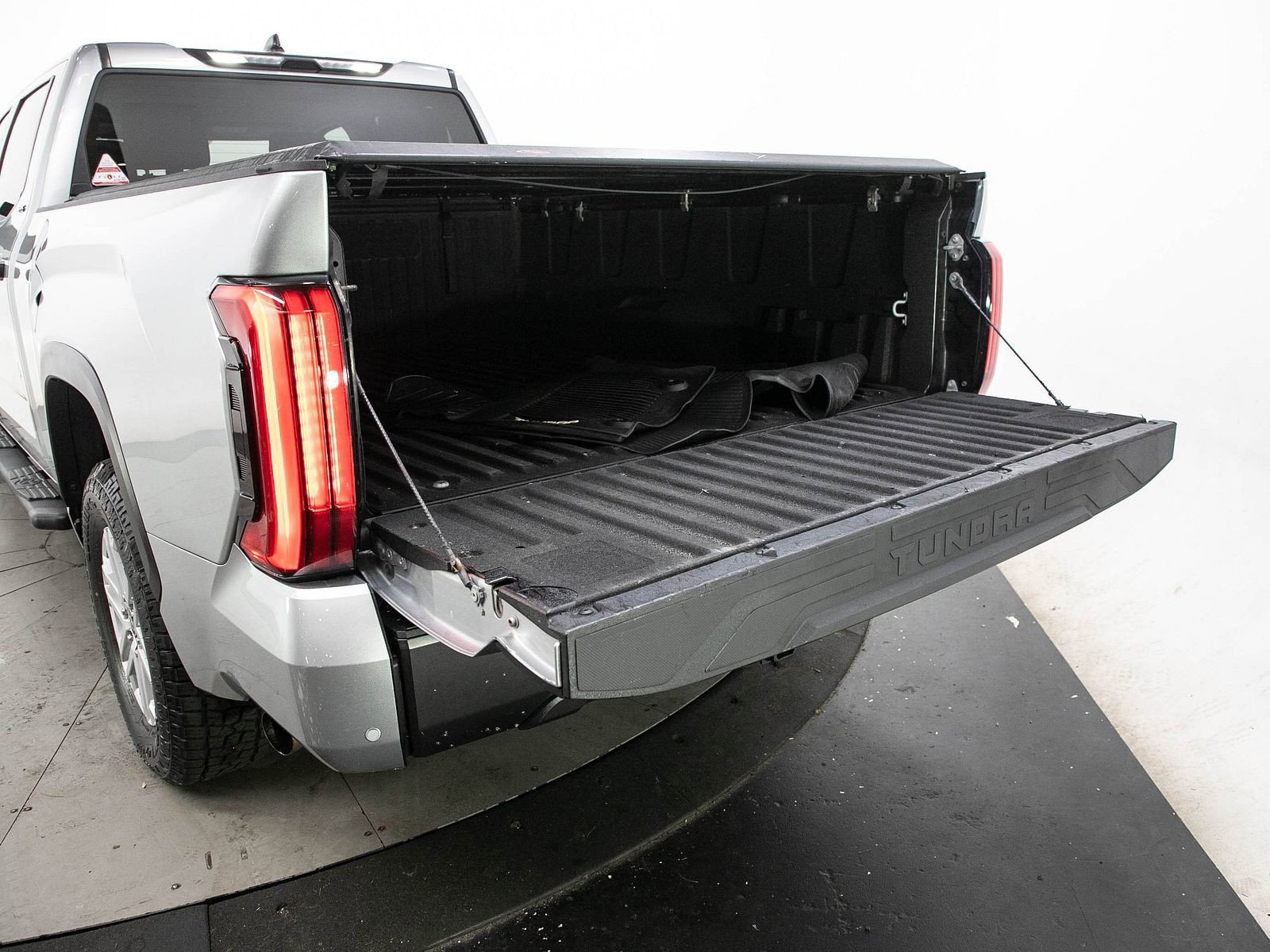 Used 2022 Toyota Tundra SR5 w/ SR5 Convenience Package AWD/4WD image 12