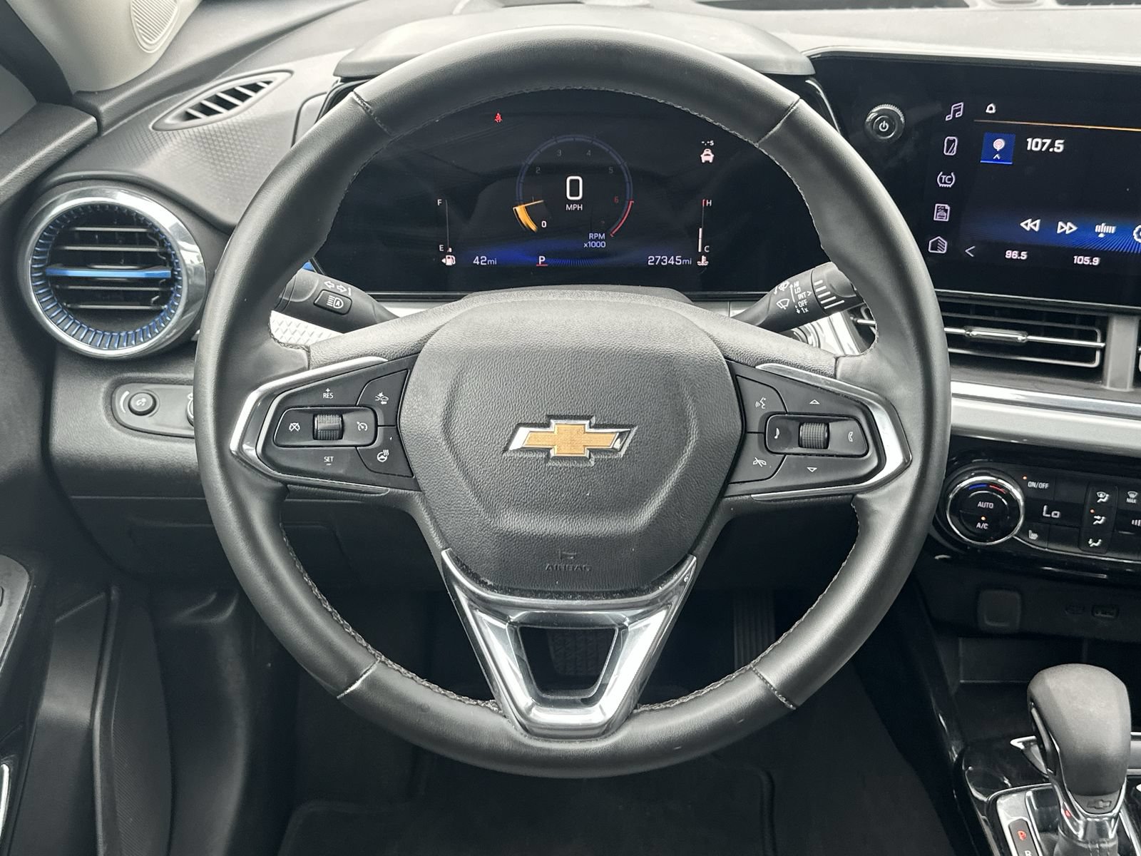 Used 2025 Chevrolet Trax LT w/ LT Convenience Package FWD image 19