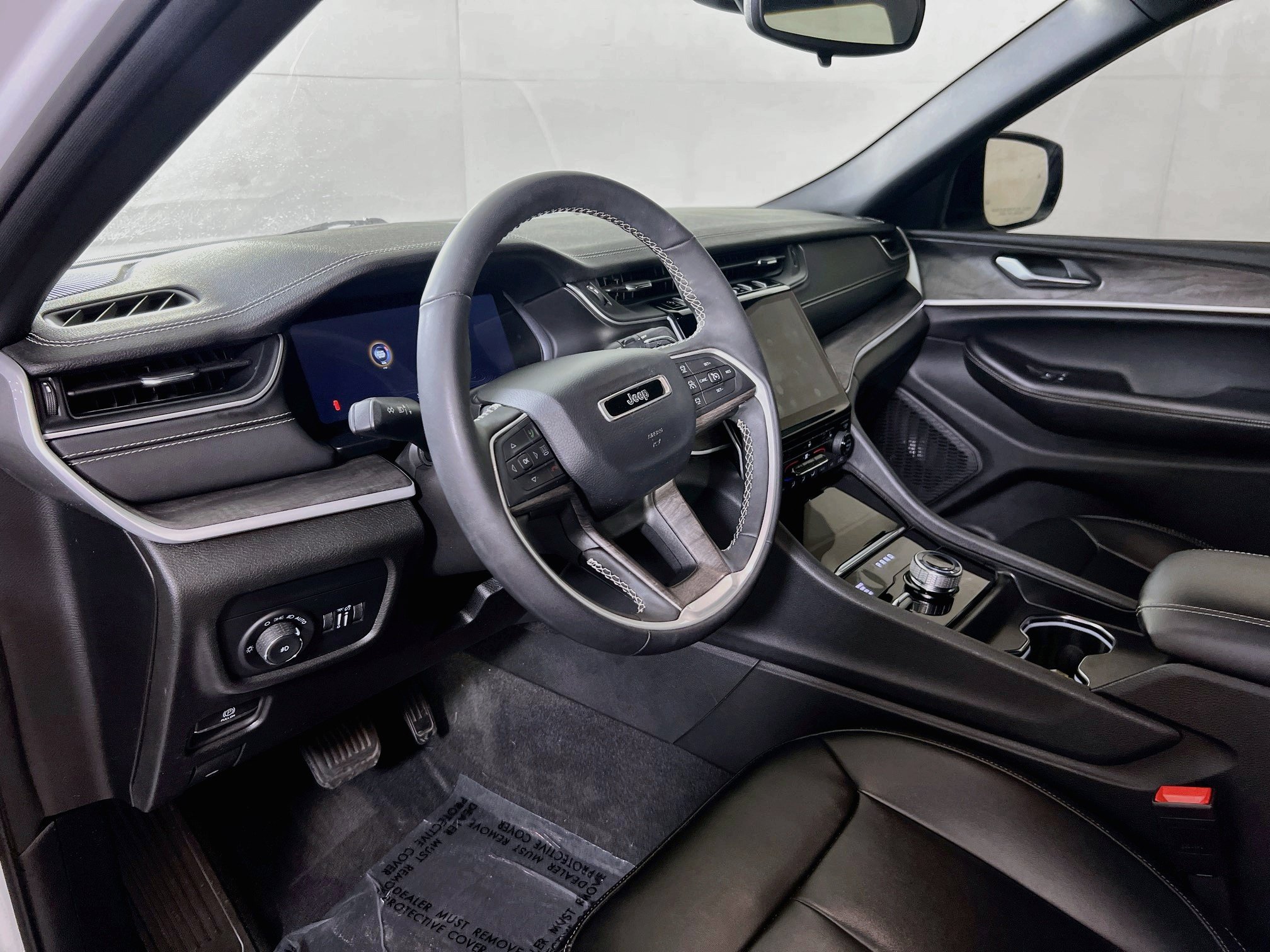 Used 2024 Jeep Grand Cherokee L Limited w/ Black Appearance Package AWD/4WD image 9
