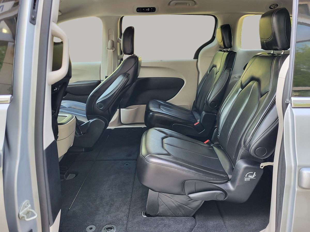 Used 2023 Chrysler Pacifica Touring-L FWD image 15