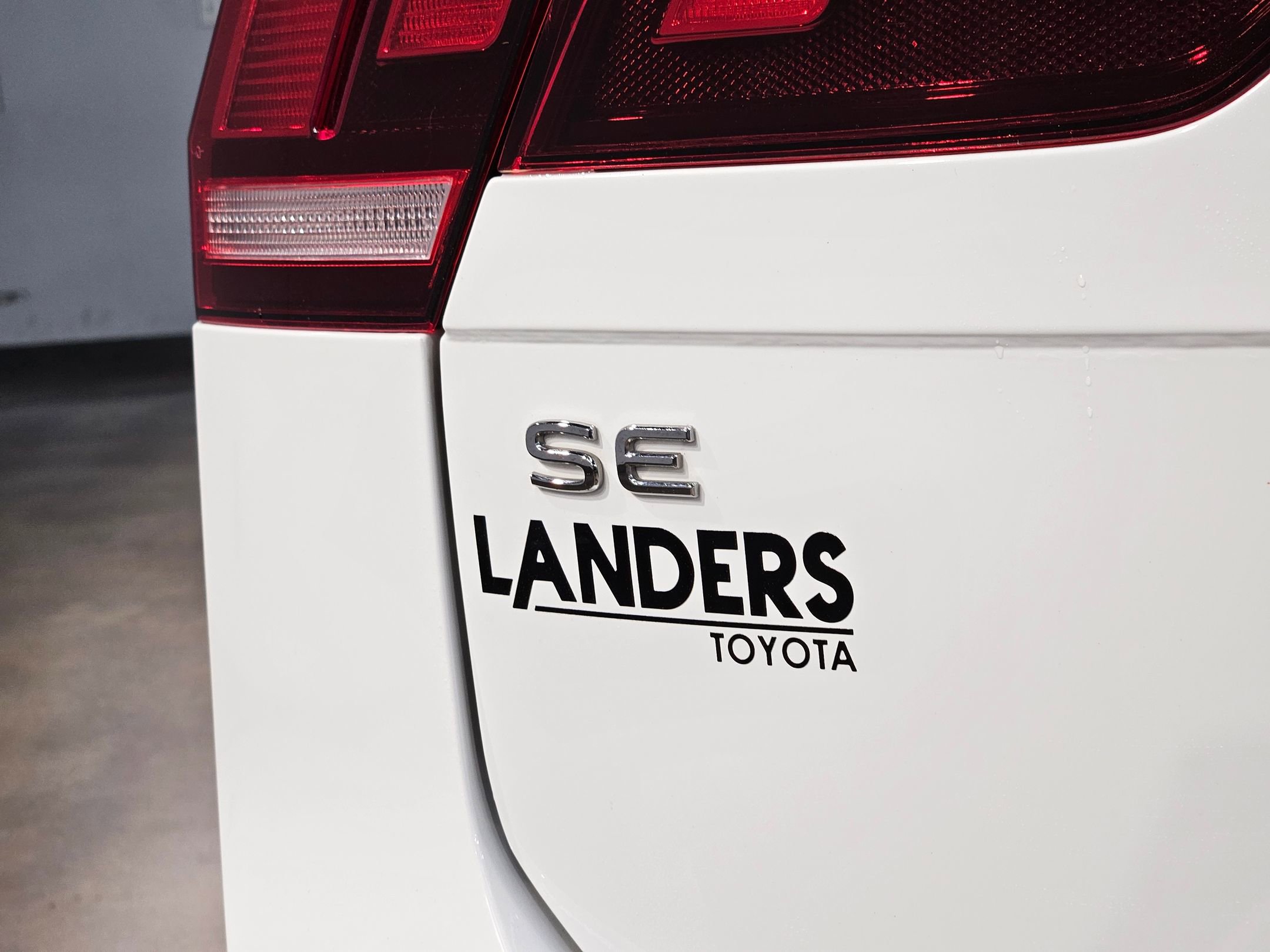 Used 2024 Volkswagen Tiguan SE image 38