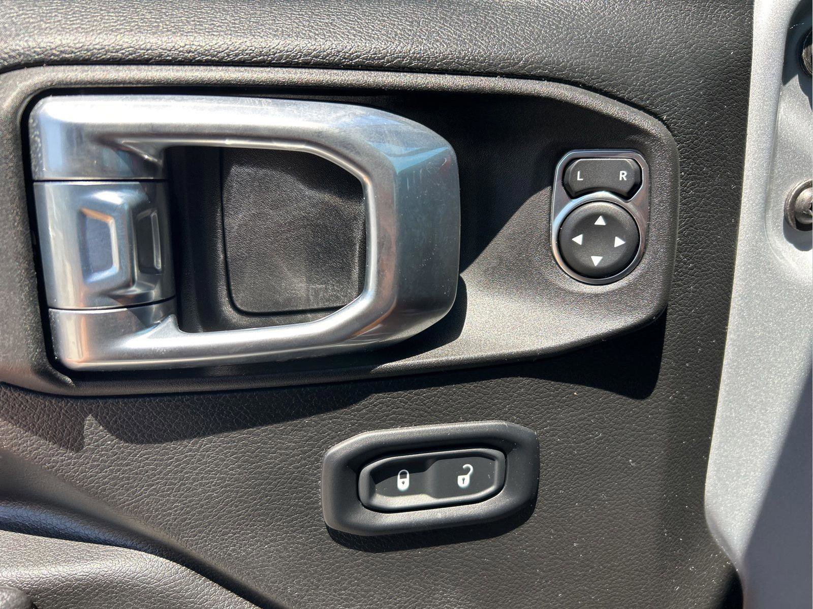 Used 2022 Jeep Wrangler Rubicon AWD/4WD image 24