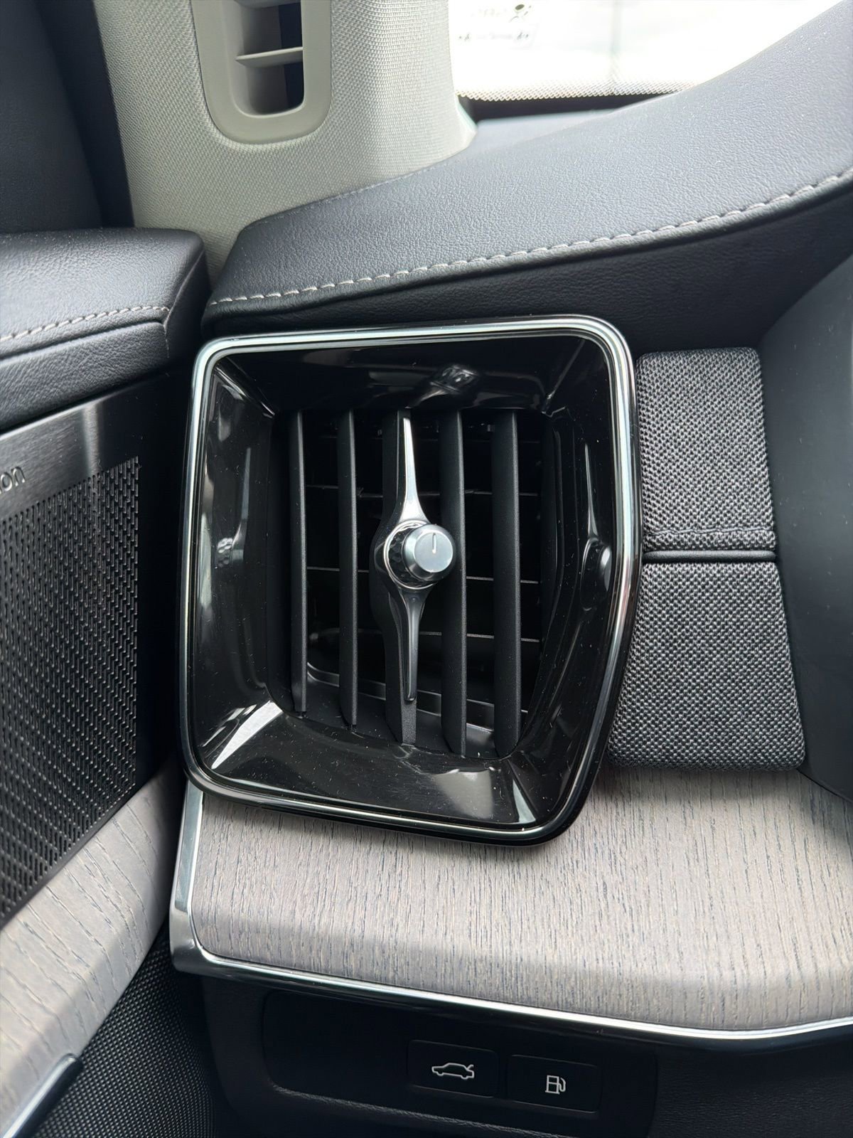 Used 2025 Volvo XC90 T8 Ultra w/ Protection Package Premier image 37