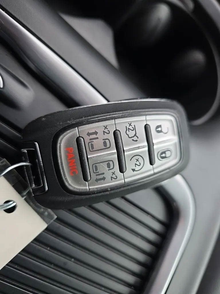 Used 2024 Chrysler Pacifica Select FWD image 32