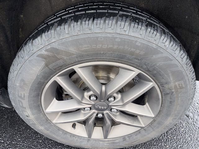 Used 2017 Jeep Grand Cherokee Laredo image 22