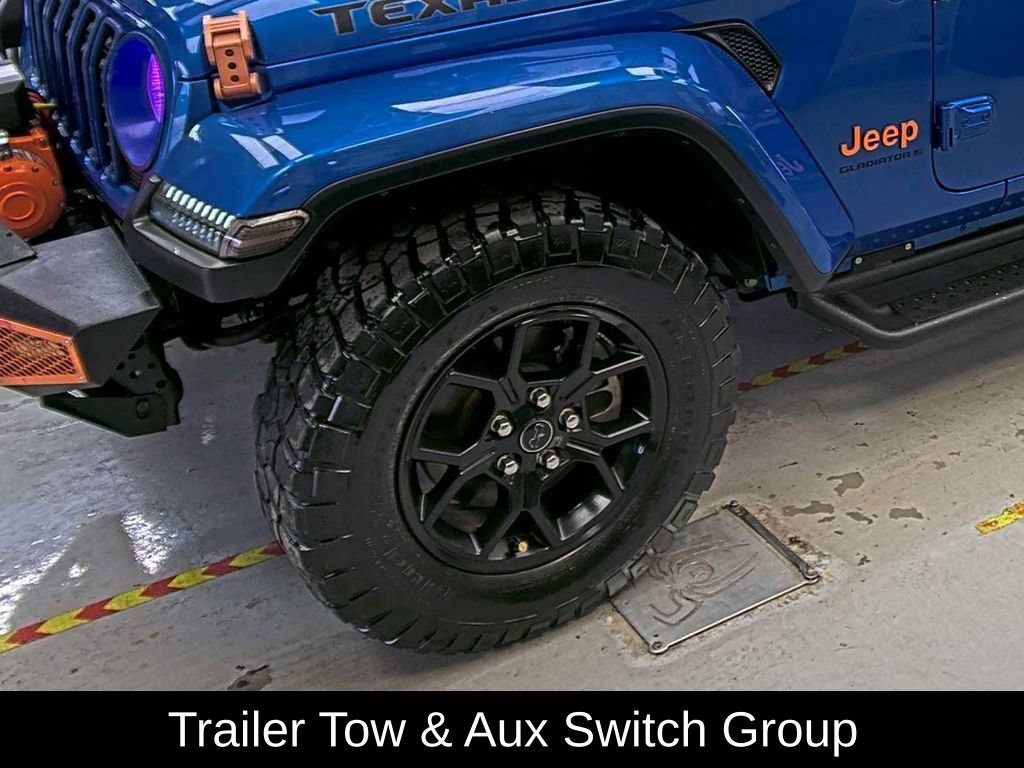 Used 2024 Jeep Gladiator Sport AWD/4WD image 2