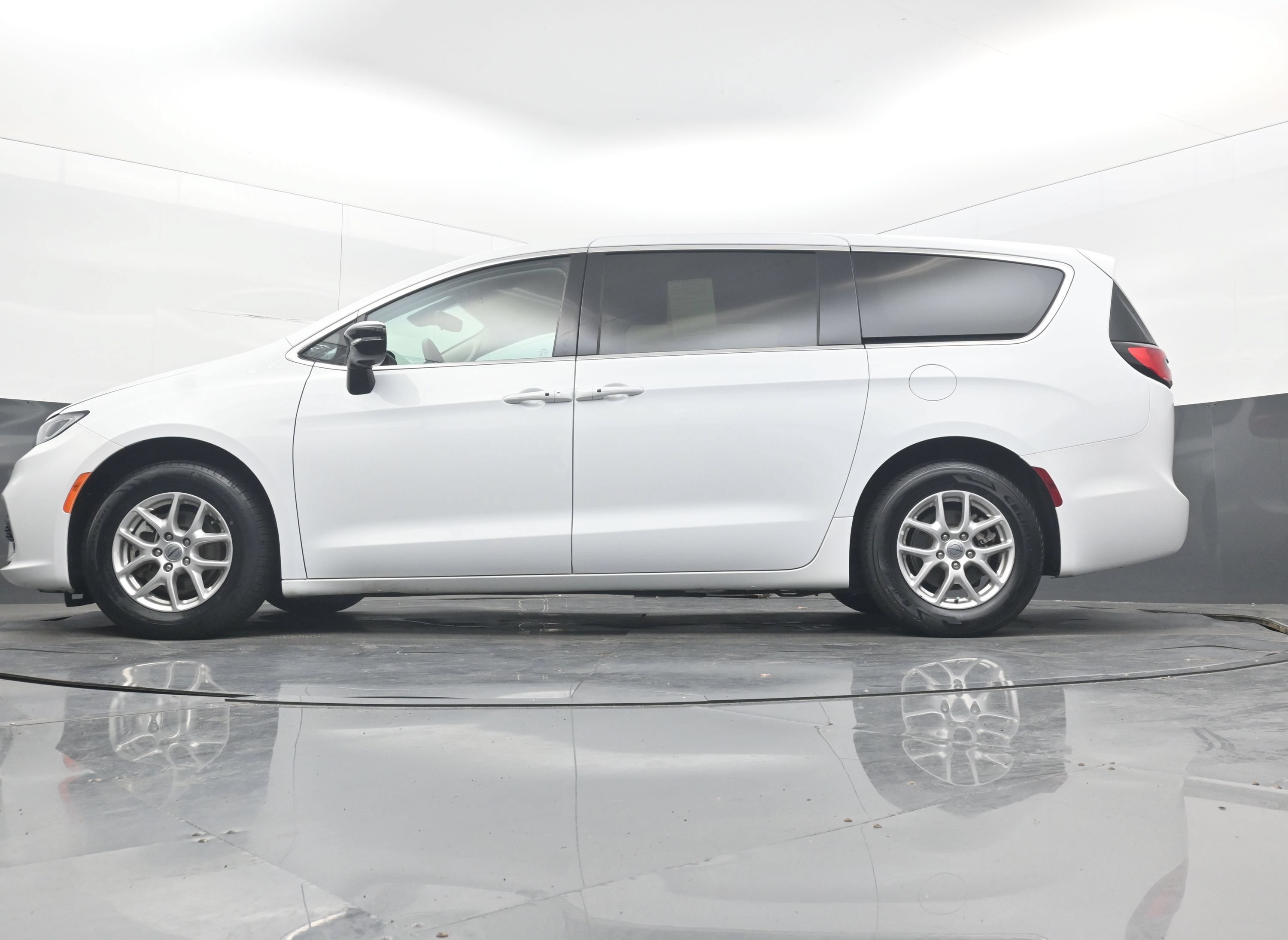 Used 2024 Chrysler Pacifica Touring-L FWD image 22