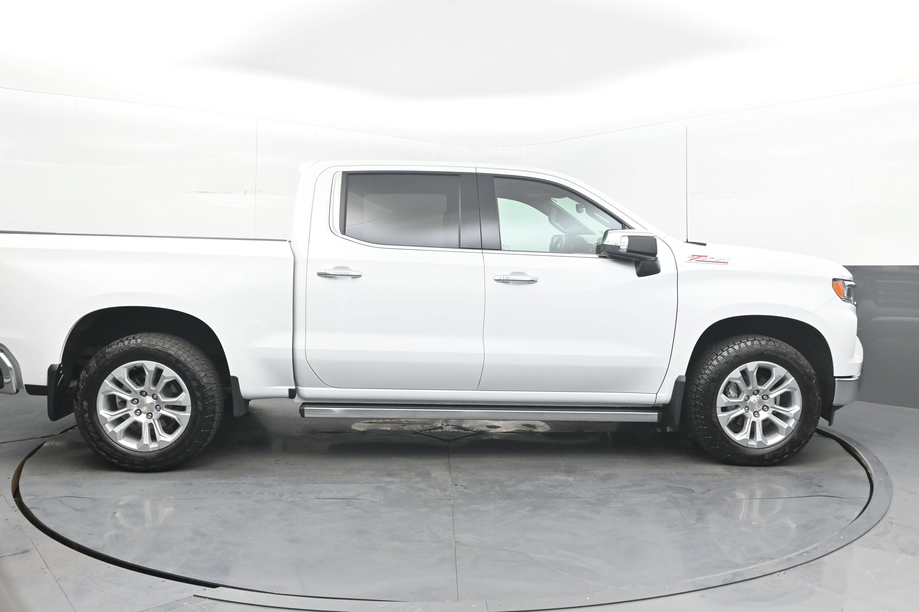 Used 2025 Chevrolet Silverado 1500 LTZ w/ LTZ Premium Package AWD/4WD image 10