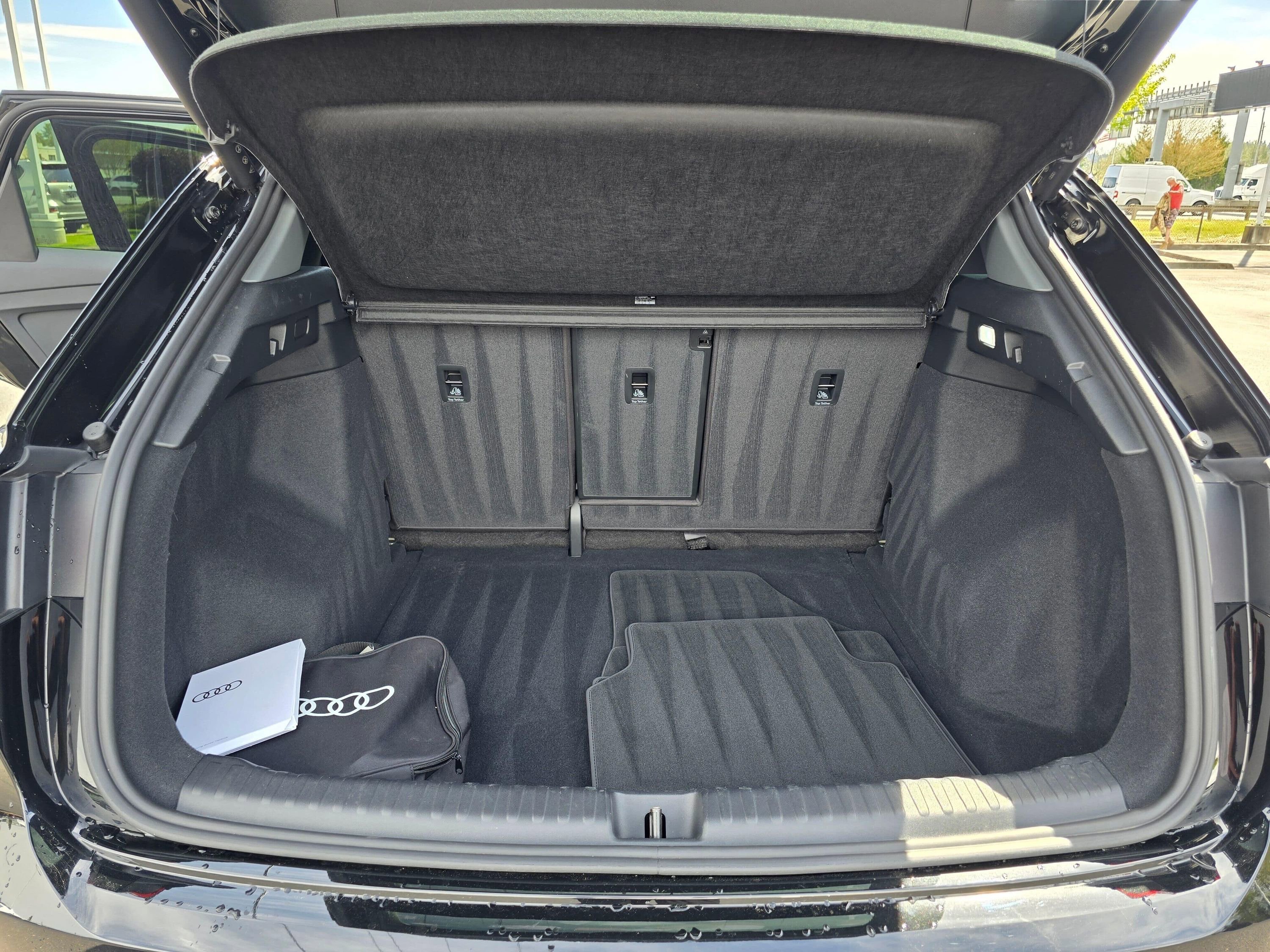 Used 2025 Audi Q4 e-tron Premium w/ Convenience Package AWD/4WD image 10