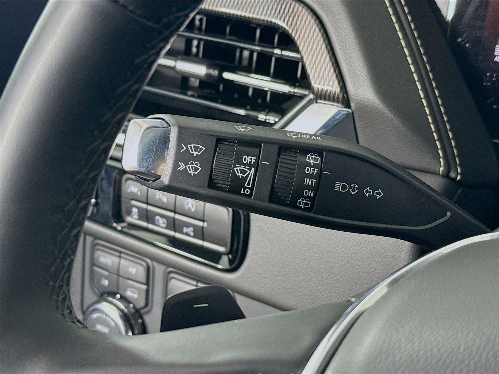 Used 2025 GMC Yukon Elevation image 3