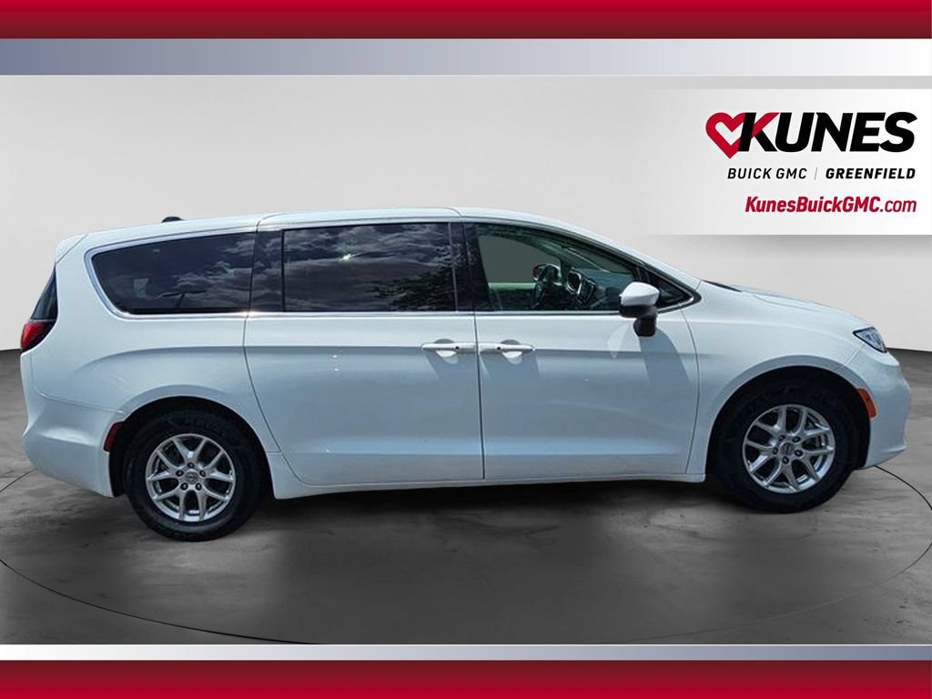 Used 2023 Chrysler Pacifica Touring-L FWD image 4