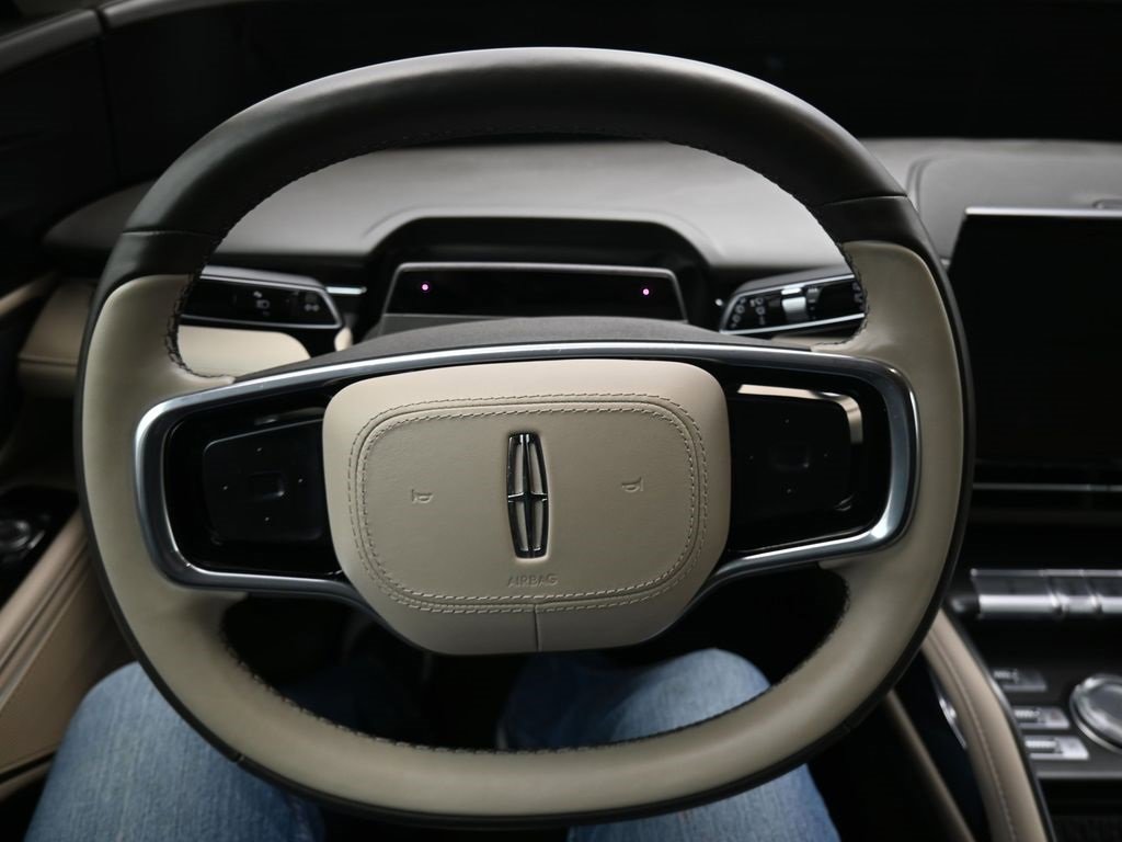 Used 2025 Lincoln Nautilus Premier image 13