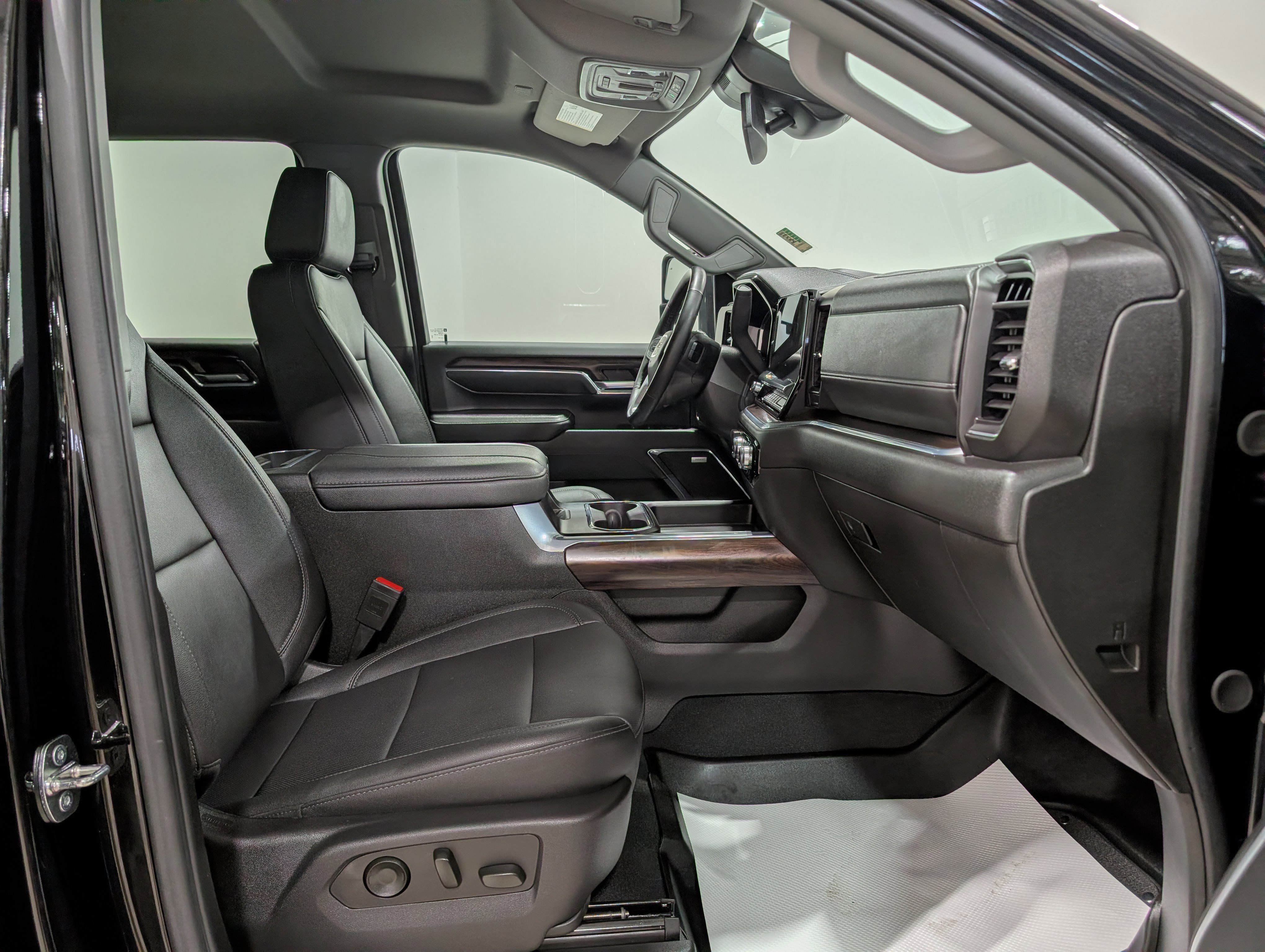 Used 2024 GMC Sierra 3500 SLT w/ SLT Convenience Package image 18