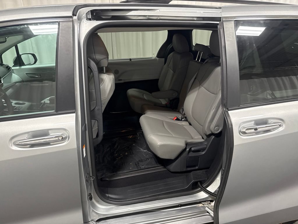 Used 2025 Toyota Sienna XLE FWD image 12