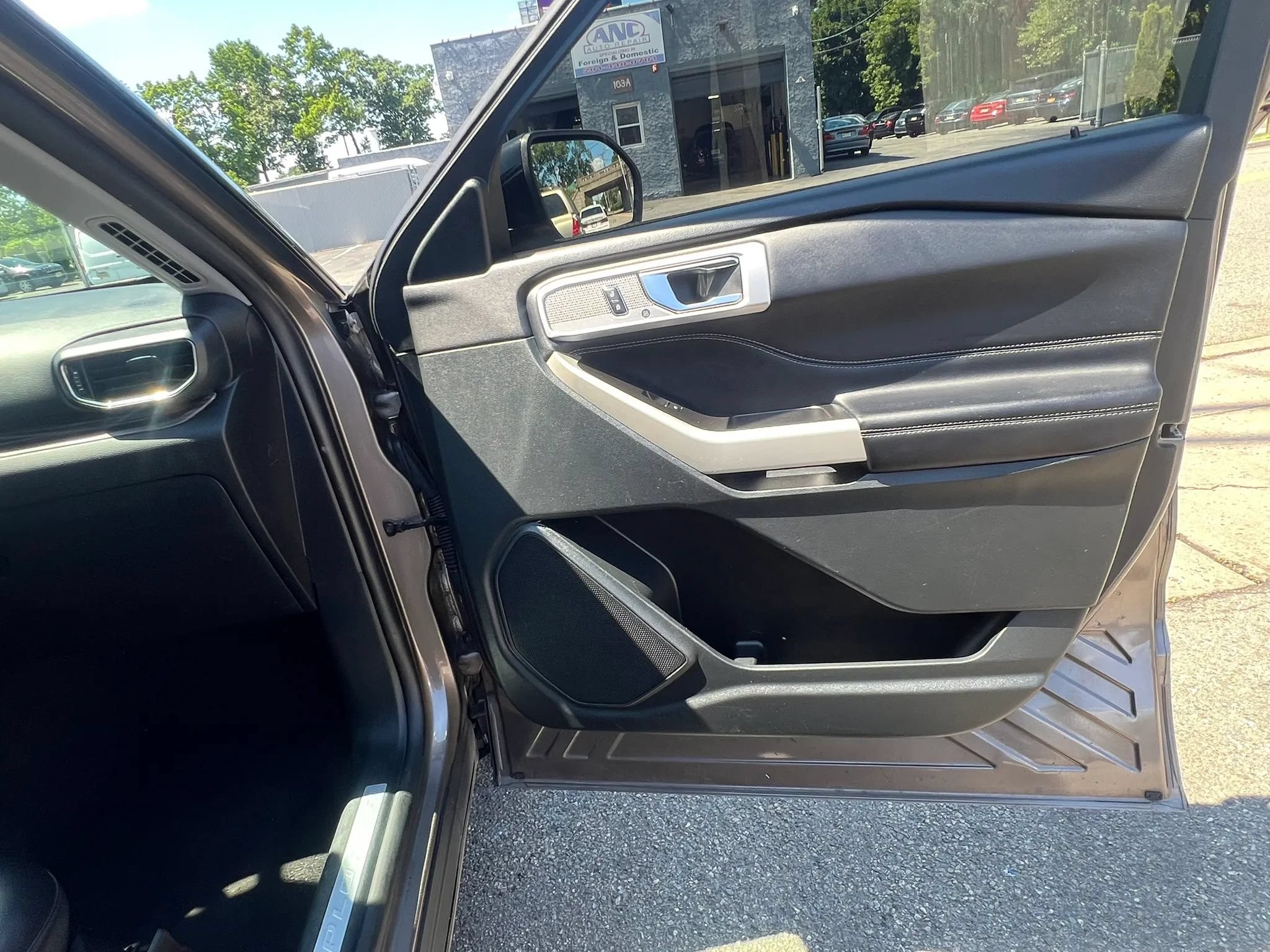 Used 2021 Ford Explorer Limited w/ Equipment Group 301A AWD/4WD image 29