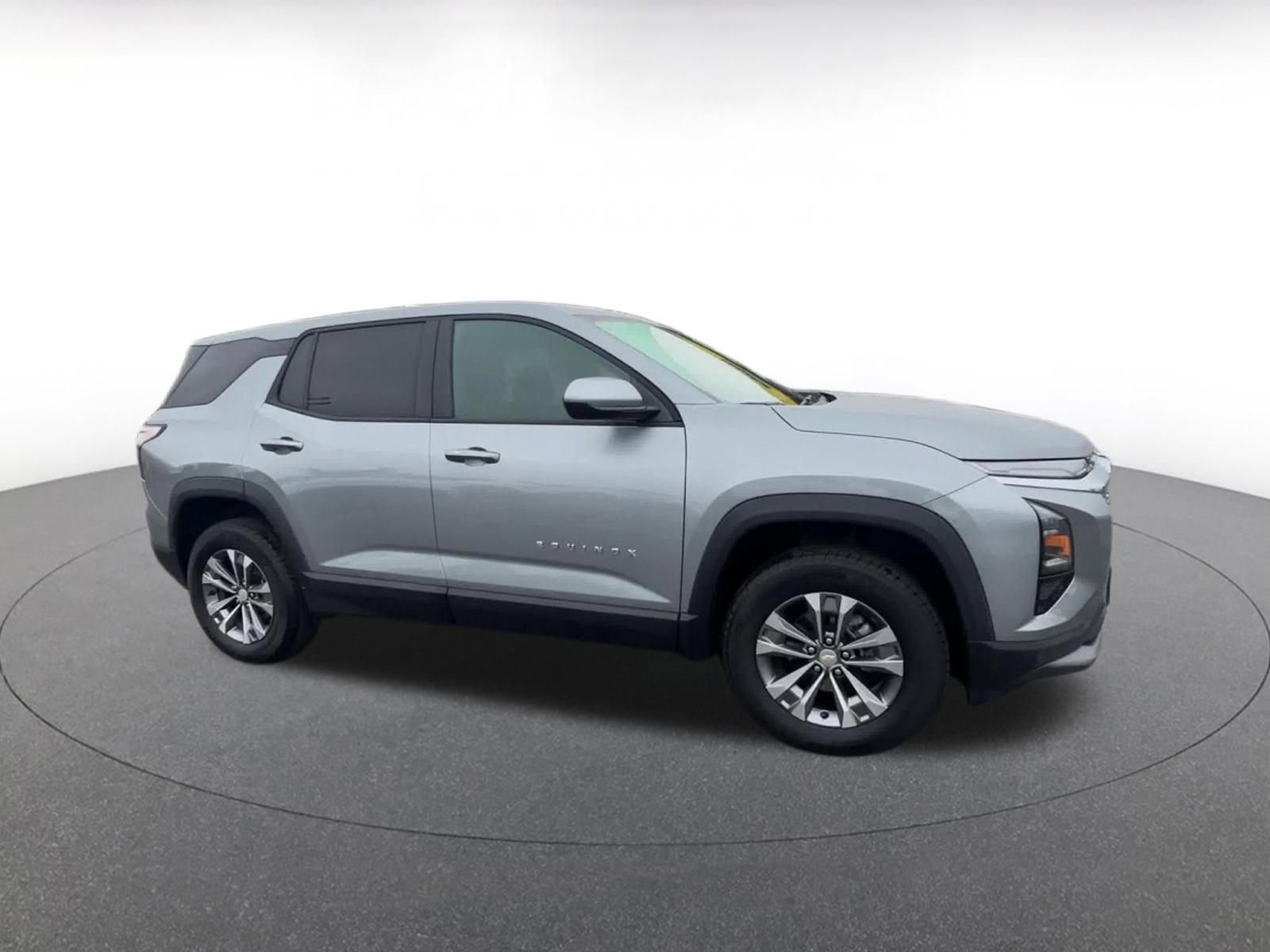 Used 2025 Chevrolet Equinox LT image 2