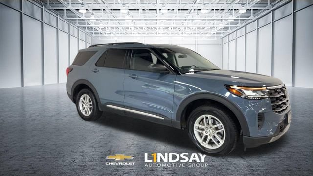 Used 2025 Ford Explorer Active AWD/4WD image 3