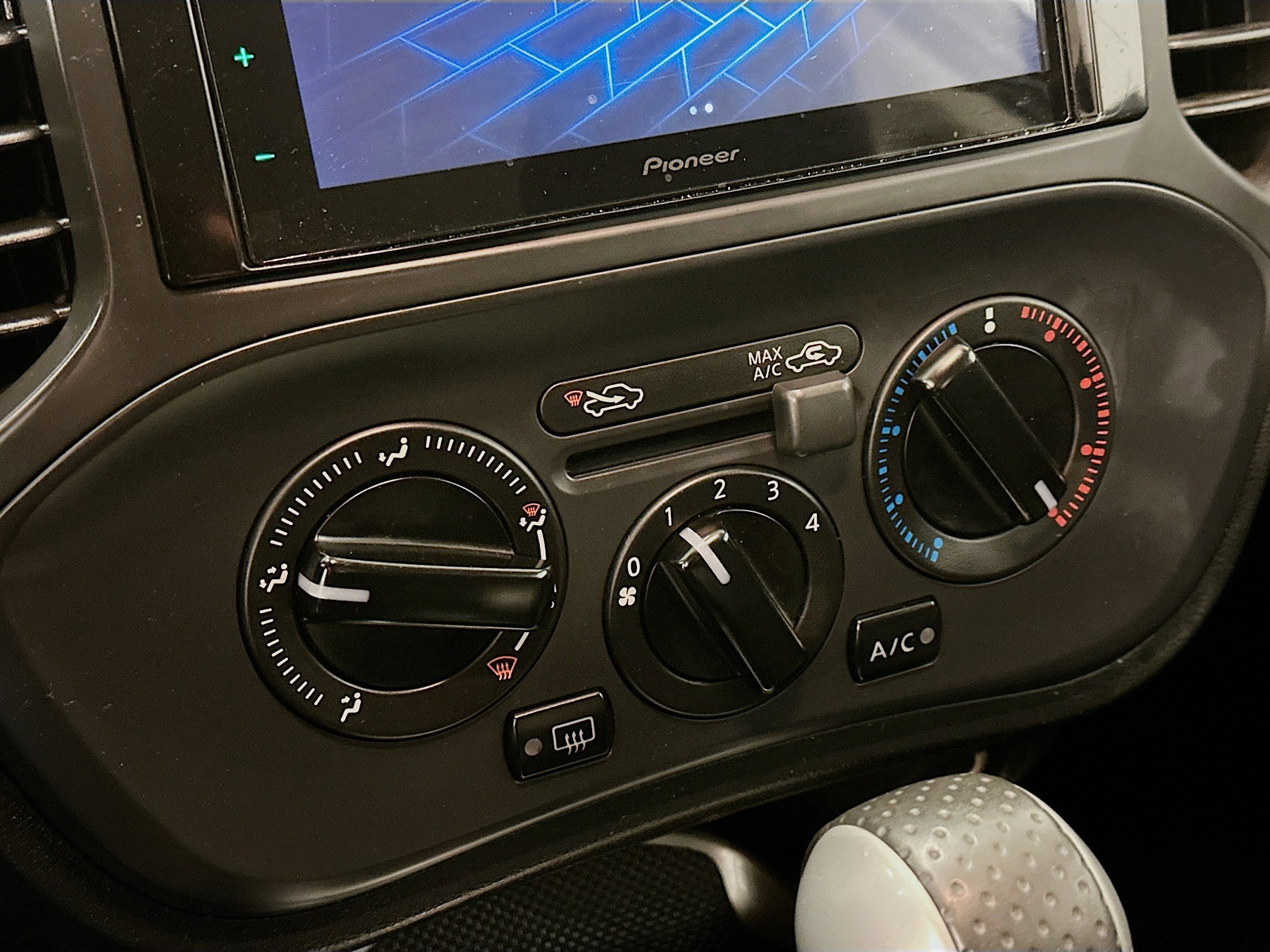 Used 2015 Nissan Juke S image 23