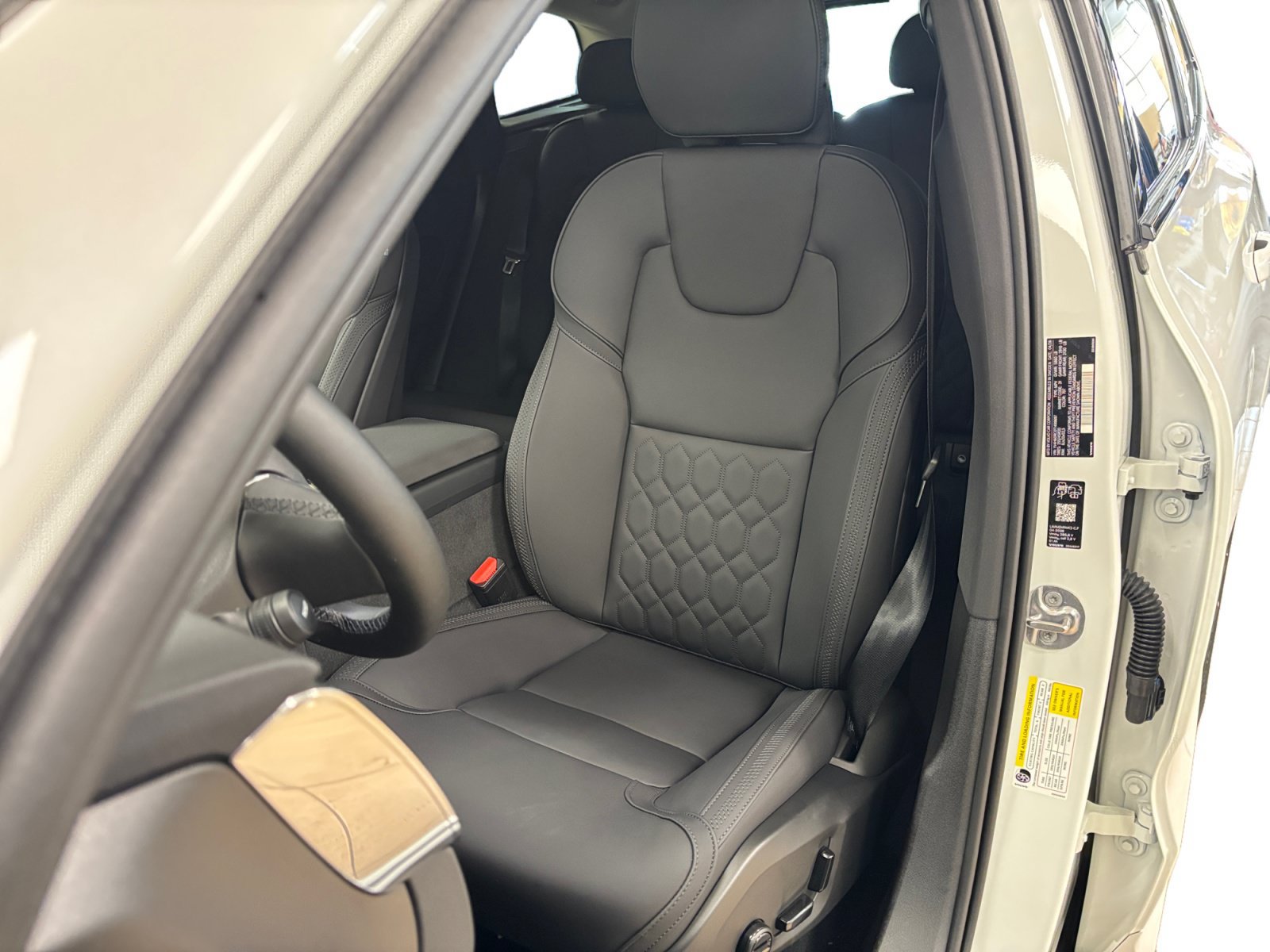 New 2026 Volvo XC60 T8 Plus w/ Protection Package Premier AWD/4WD image 40