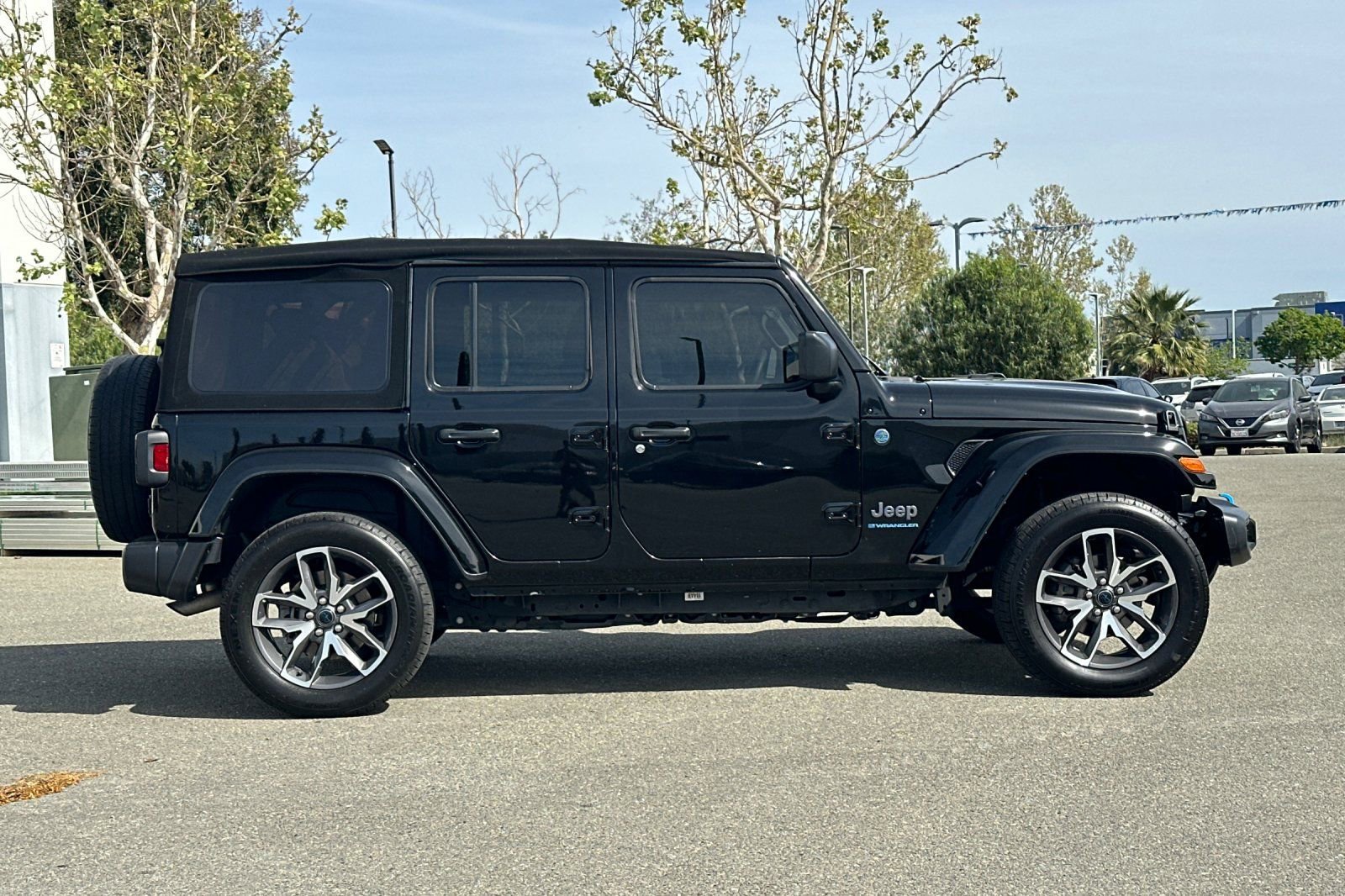 Used 2024 Jeep Wrangler Unlimited AWD/4WD image 3