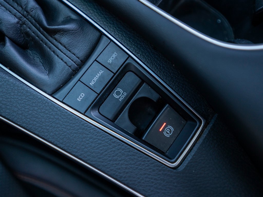 Used 2019 Toyota Avalon XSE image 22