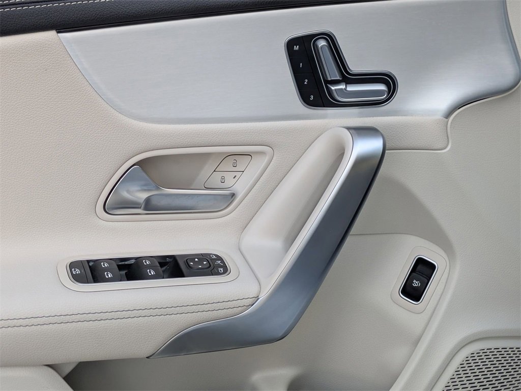 Used 2025 Mercedes-Benz CLA 250 image 13