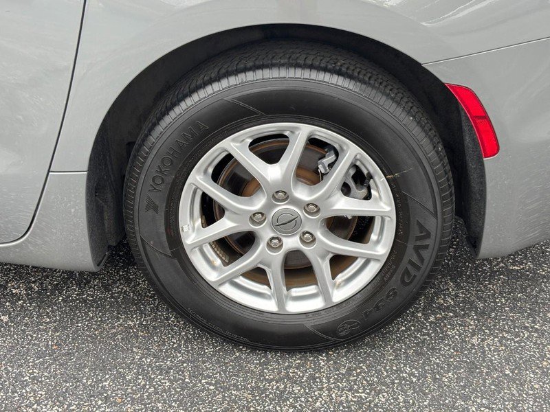 Used 2023 Chrysler Pacifica Touring-L FWD image 9