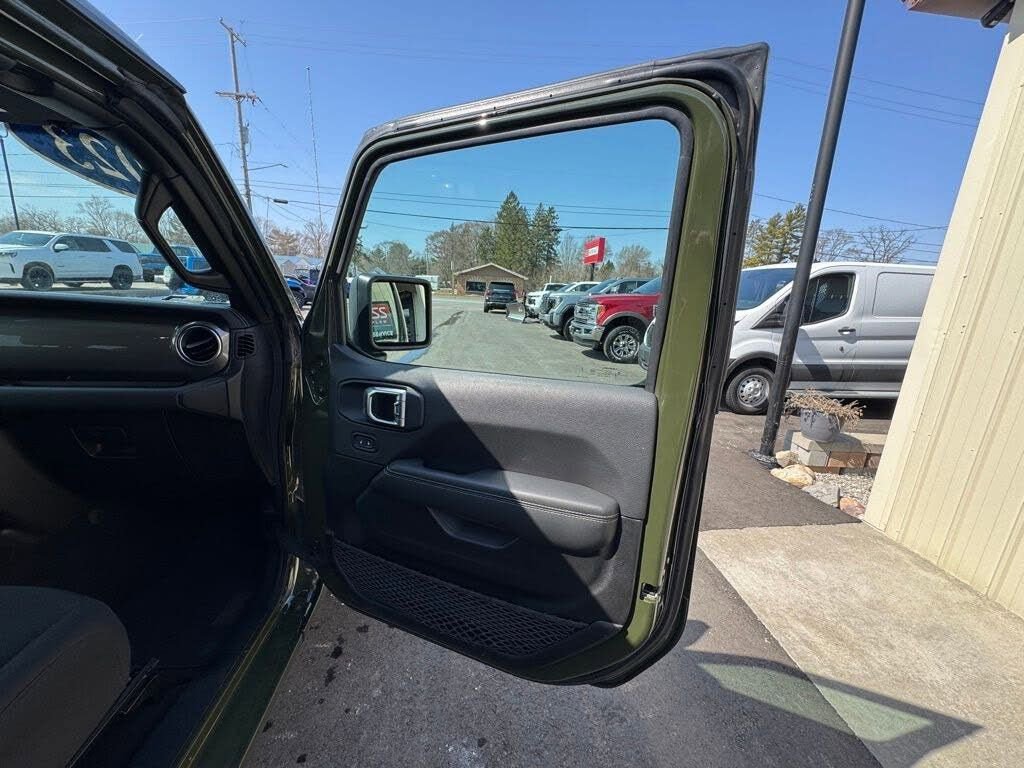 Used 2023 Jeep Wrangler Sahara AWD/4WD image 29