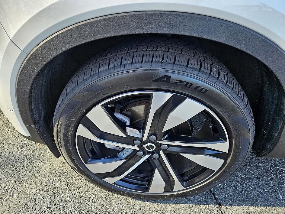 Used 2024 Volvo XC40 B5 Plus w/ Climate Package image 21