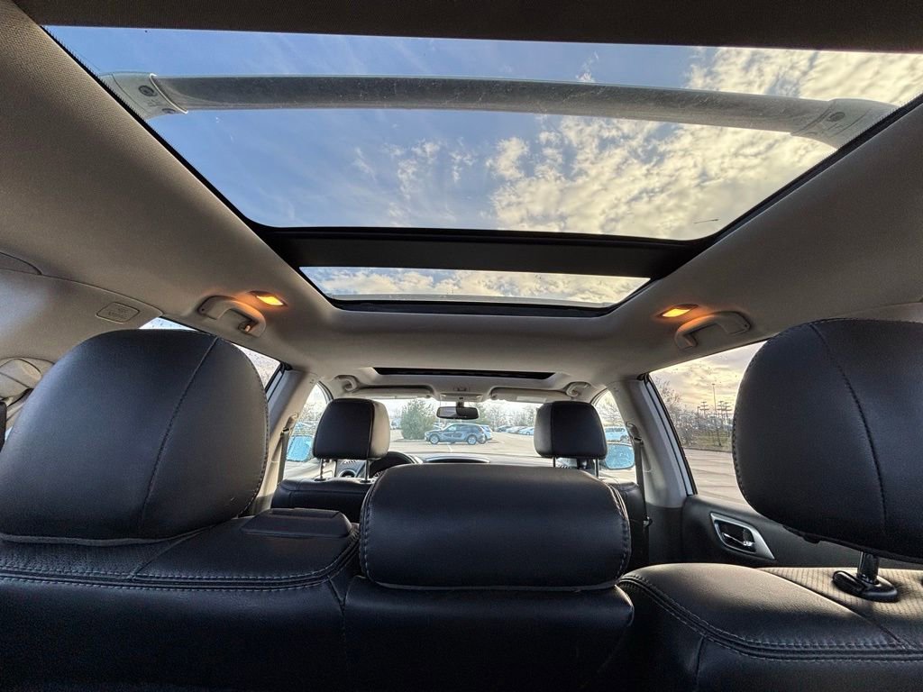 Used 2018 Nissan Pathfinder Platinum image 12