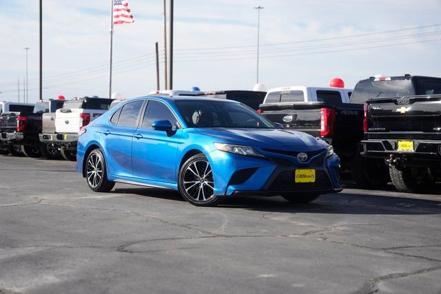 Used 2020 Toyota Camry SE image 2
