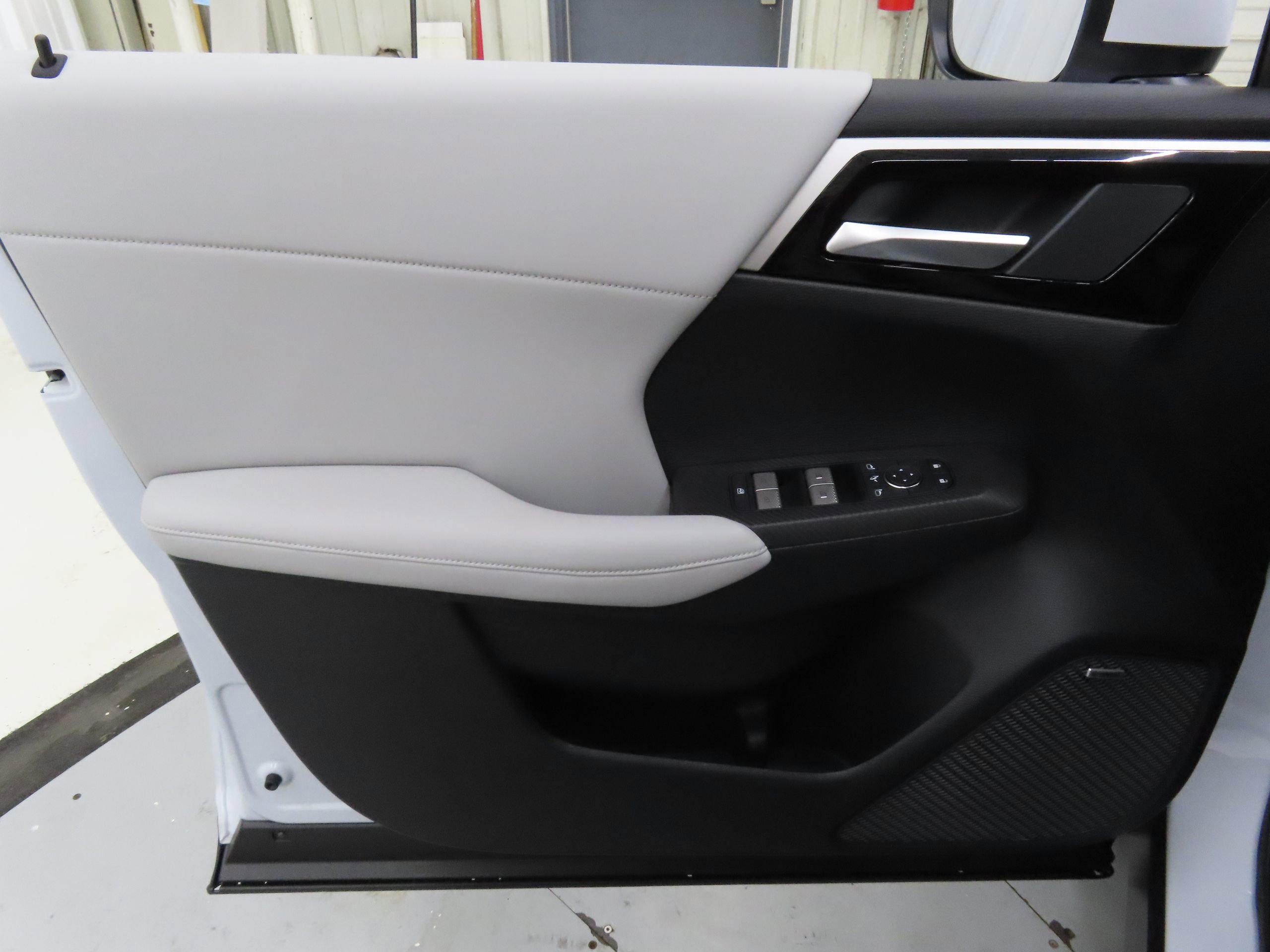 New 2025 Mitsubishi Outlander SE image 6