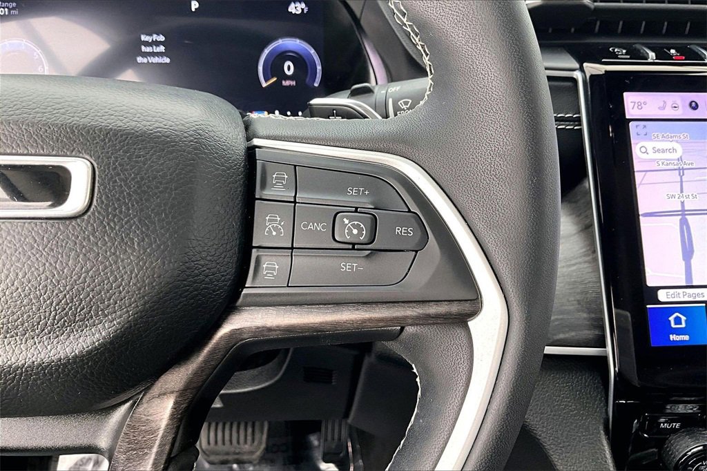 Used 2023 Jeep Grand Cherokee Limited w/ Black Appearance Package image 19