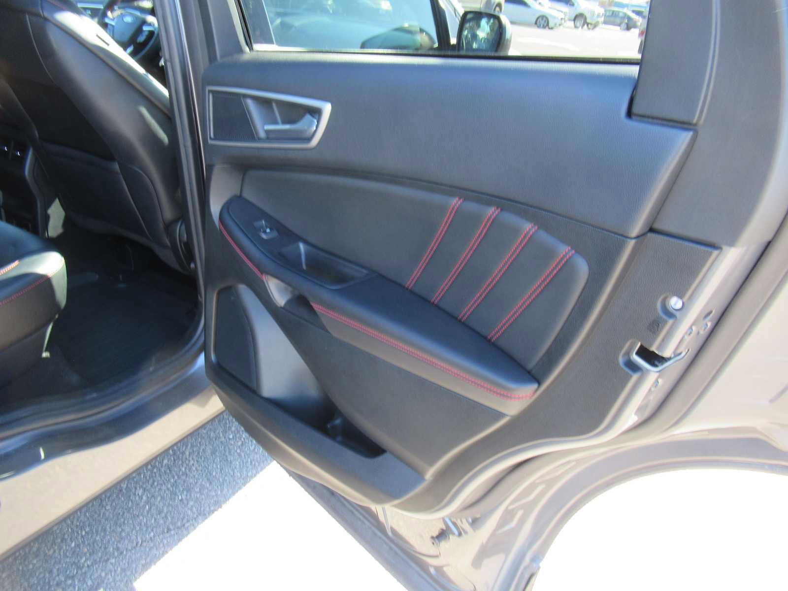 Used 2022 Ford Edge ST-Line image 16