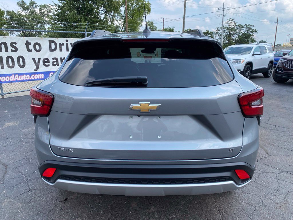 Used 2025 Chevrolet Trax LT FWD image 3