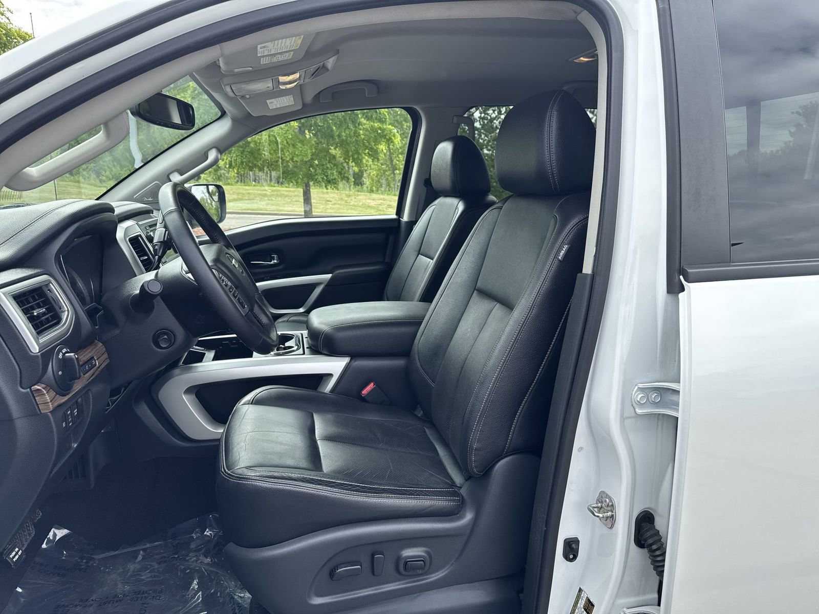 Used 2019 Nissan Titan SL AWD/4WD image 10
